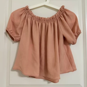 Off shoulder blus - Supersöt off shoulder blus. Inga skador. Strl M men är väldigt stretchig så passar strl S. 