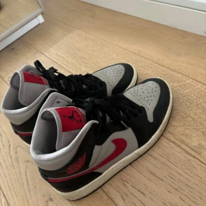 AIR JORDANS  - Storlek 39 grå röda