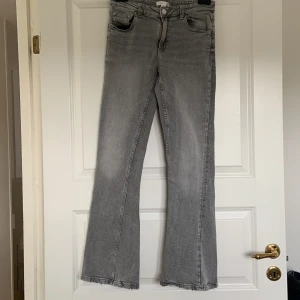 Grå bootcut jeans - Säljer ett par snygga ljusgrå bootcut jeans från Gina Tricot. De ser mörkare ut på bilderna. Se bild 3 för att se ungefär hur färgen ser ut. Köptes för 349kr. Har använts väldigt få gånger och ser nästan ut som nya. 