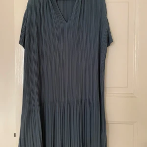 Klänning Samsoe Samsoe - Strl XS, upplevs som en strl S, i fint skick. Fin färg, grå/ljusblå