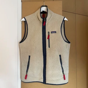 Patagonia väst - Säljer min Patagonia väst då den inte kommer till använder. Köpt i vintras och är i gott skick. Inga skador, men få små fläckar, men det bör gå bort ifall man försöker. Kom privat för fler frågor:))