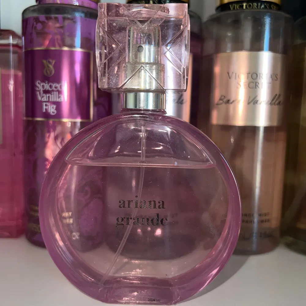 Thank u, next parfym💗 100ml🩷 Söt kokosnöt doft💝 Köpt för 795kr🩷. Parfym.