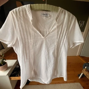 Vit kortärmad blus från Dear - Säljer en superfin vit blus från Dear. Skönt luftigt linne tyg! Knappt använd. Hör av vid minsta fråga 💕
