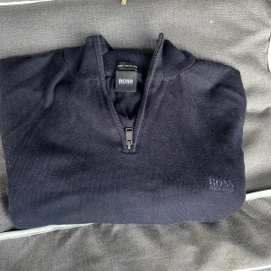 Hugo Boss Halfzip - Tunnt material som ger perfekt passform  Gjord i fin bomull  Storlek L passar även M