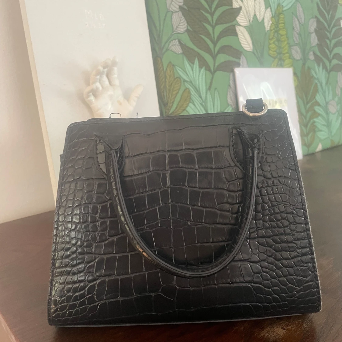 Svart krokodilpräglad handväska - 90