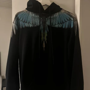 Marcelo burlon hoodie  - Storlek M  Väldigt bra skick  Skriv privat för fler frågor Priset kan diskuteras  