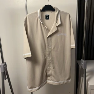 Overshirt - Helt ny endast testad Vid frågor kontakta mig gärna😊
