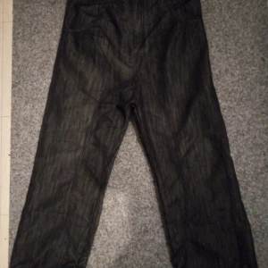 Svart gråa pösiga tuna byxor / Style Cover Bagsy Black Rinse - I använt skick , sparsamt använda som i ny skick 😊💞  Jag säljer dom begrund ute av att dom är för stora för mig och dom sitter inte bra på mig , men annars så är dom jätte fina och snygga och bekväma 😊💞 Fråga gärna för mer info vid intresse 💞😊