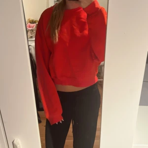 sweatshirt  - bra skick! storlek M men skulle säga mer Xs/S. lite kortare i modellen 🥰💞