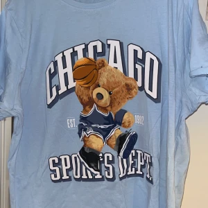 T-shirt  - Används 1 gång och är super fin. Den är oversized. 