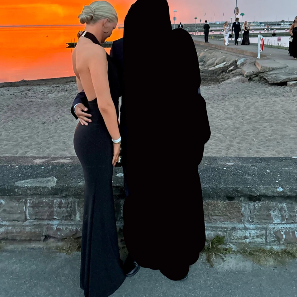 Svart långklänning med öppen rygg - 90