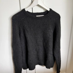 Carin Wester Stickad Tröja - Stickad tröja från Carin Wester använd ett fåtal gånger! Kontakta för fler frågor eller fler bilder 🥰🥰