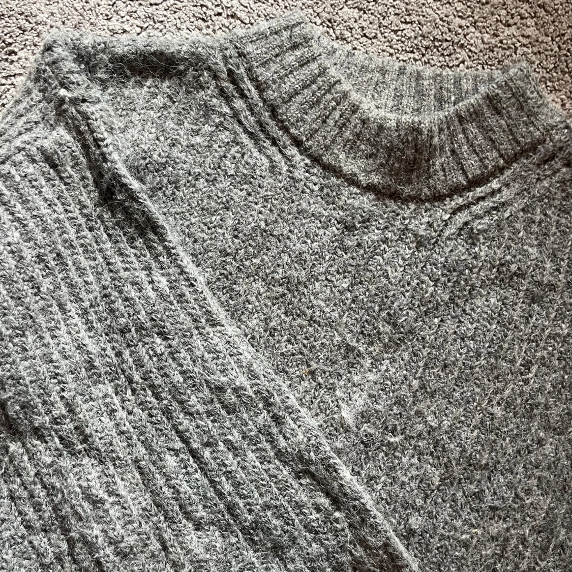 Grå stickad tröja  - 90
