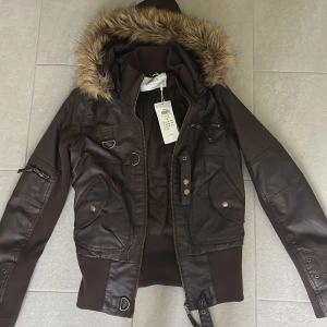 Skinnjacka Only  - Ny jacka, aldrig använd och perfekt till hösten i märket Only. Strl S. 