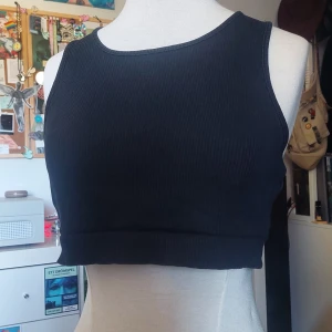 Svart topp - En kortare modell, svart topp köppt feån lager 157, använd flera gånger, men i ett bra skick!