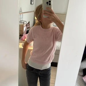 Supersøt topp!! - Selger denne kjempefine korte genseren da den ikke blir brukt. Perfekt til høsten. 