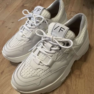 Selected famme  - Säljer mina Selected famme använda en gång så i väldigt fint skick. 