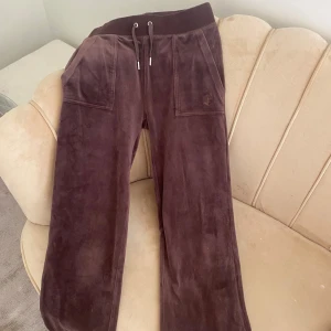 Juciy couture byxor brun  - Bekväm juciy byxor i brun med fickor där bak