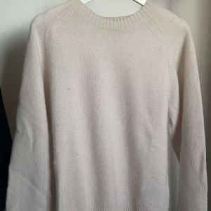 Uniqlo tröja  - Sparsamt använd. 100% Ull. Krämvit färg. Orginalpris ca 1000kr