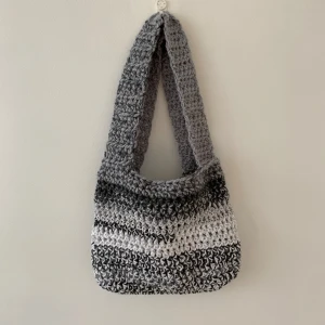 Virkad väska - 🪩 Handgjord väska. Rymlig, bekväm & snygg! 🪩