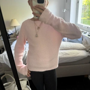 Säljer denna superfina tröjan som är lite för stor för mig🥲🥲❤️❤️ - Jättefin stickad tröja från mango i världen finaste rosa färg💗💗👛👛👛