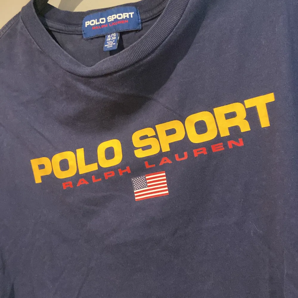 •Polo sport Ralph Lauren t-shirt blå. Storlek XL (18-20) = storlek M | mycket fint skick! Inga defekter!✅ jag på bild är 173 cm ish å 63 kg runt där. Hör av dig vid frågor & funderingar. Mvh Oliver:) . T-shirts.