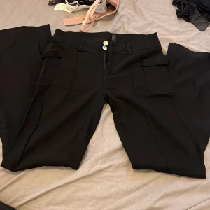 Två par byxor, svarta S, dom andra M - Två byxor, dom svarta från SHEIN och dom andra från lager 157. Jätte fina,sköna och sitter bra på. Båda för 125kr annars 75kr styck 