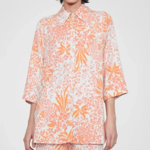 Rodebjer Didion skjorta  - Skjorta från Rodebjer, modell Didion.  Storlek: S Material: Lyocell, Viskos Nypris: 2495 SEK Helt ny, men utan prislapp.  Kommentar från säljaren: Oversized modell.