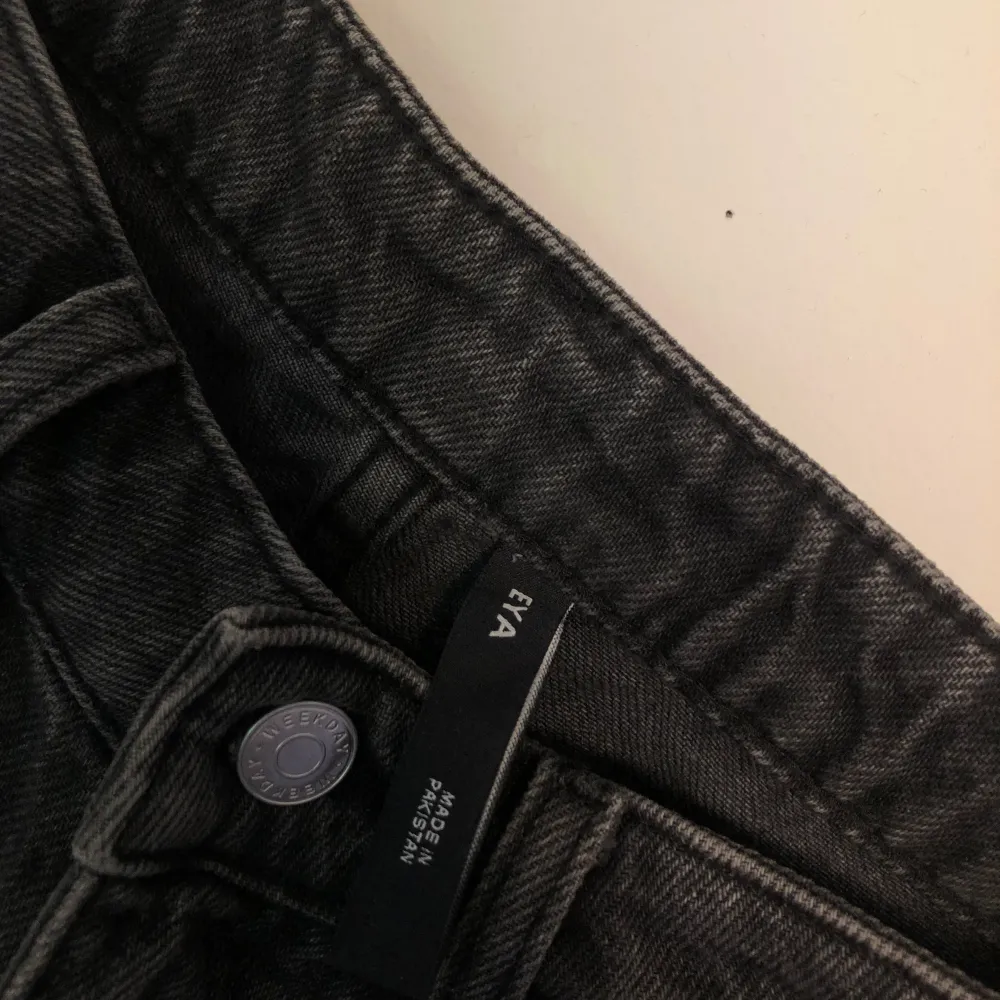 Högmidjade stengrå denimshorts i modellen Eya från Weekday. Storlek 25. Mycket bra skick🖤. Shorts.