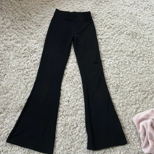 Utsvängda byxor💗 - Säljer dessa jätte snygga byxor som är i väldigt bra skick och väldigt fina och bekväma bara att skriva vid frågor eller funderingar😊