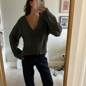 grå stickad tröja ❤️🥰🥰 - Super snygg och mysig v ringad stickad tröja ❤️🥰🥰