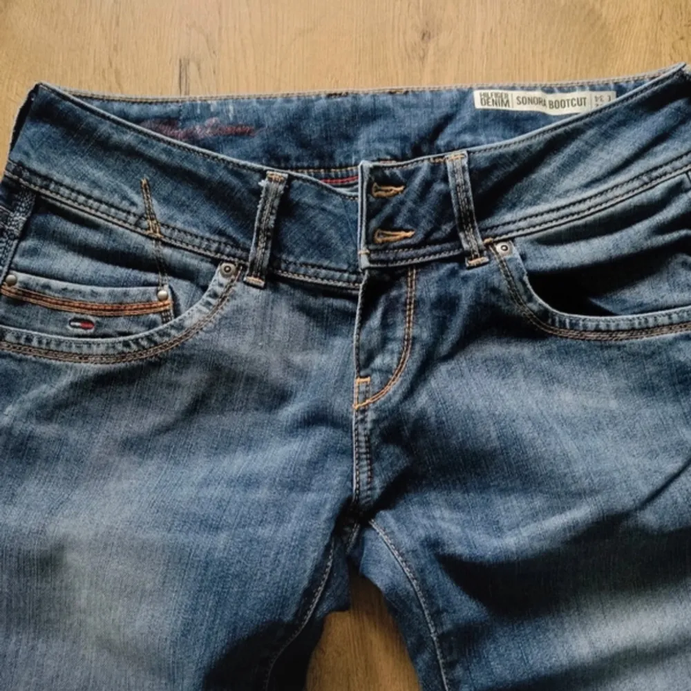 Skit snygga bootcut jeans lågmidjade ifrån Tommy Hilfiger. W32 L34 . Jeans & Byxor.