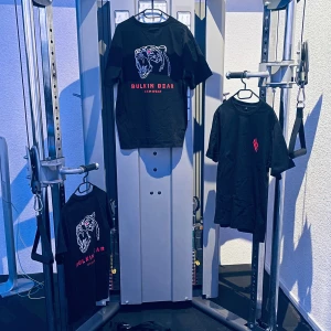 Tränings tröja  - En perfekt tränings T-shirt för dig som vill sticka ut från mängden! 100% bomull svart Storlekar finns allt från S-2XL OBS denna passar perfekt för både killar och tjejer. följ oss på instagram och tiktok @bulkinbear