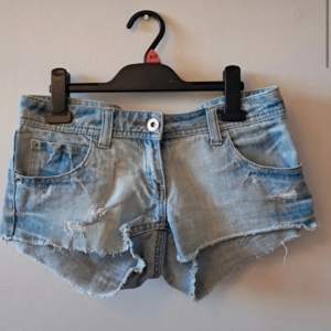 Jättesnygga lågmidjade jeansshorts i jättebra skick!