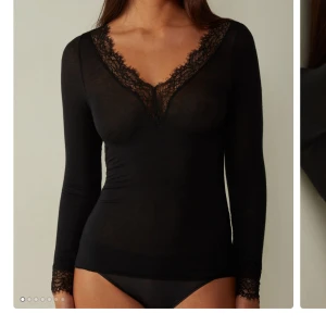 Intimissimi  - Säljer intimissimi tröjan i svart storlek s. Har använts 2-3 gånger och är som ny skulle jag säga. 