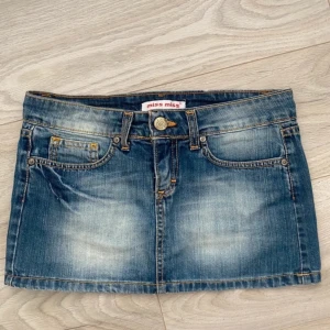 Mini skirt - Kort jeanskjol med låg midja från miss miss. Storlek S.  