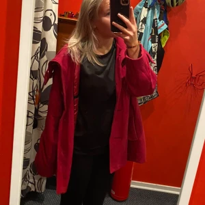 Höst jacka - Fin röd jacka, perfekt till hösten och vintern. Varm och inga defekter.💞