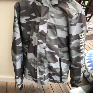 Skidställ - Använd en säsong en vecka. Mycket fint skick. Storlek 164. Vattenpelare 10 000