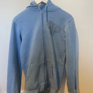 Rhinestone tröja - En tröja från Streettag med rhinestones. Mycket bra skick och storlek L. Babyblå färg