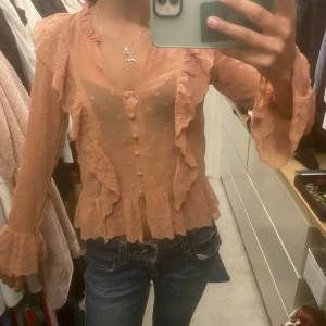 Söt blus - Jättesöt blus från hm i storlek xs men passar även s❤️korall/ peach färg