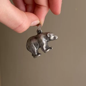 Hänge - Coolt hänge till lite vad man vill! Troligen handgjord och skulle tro att den är i järn. Ca 3,7 x 2,2 cm