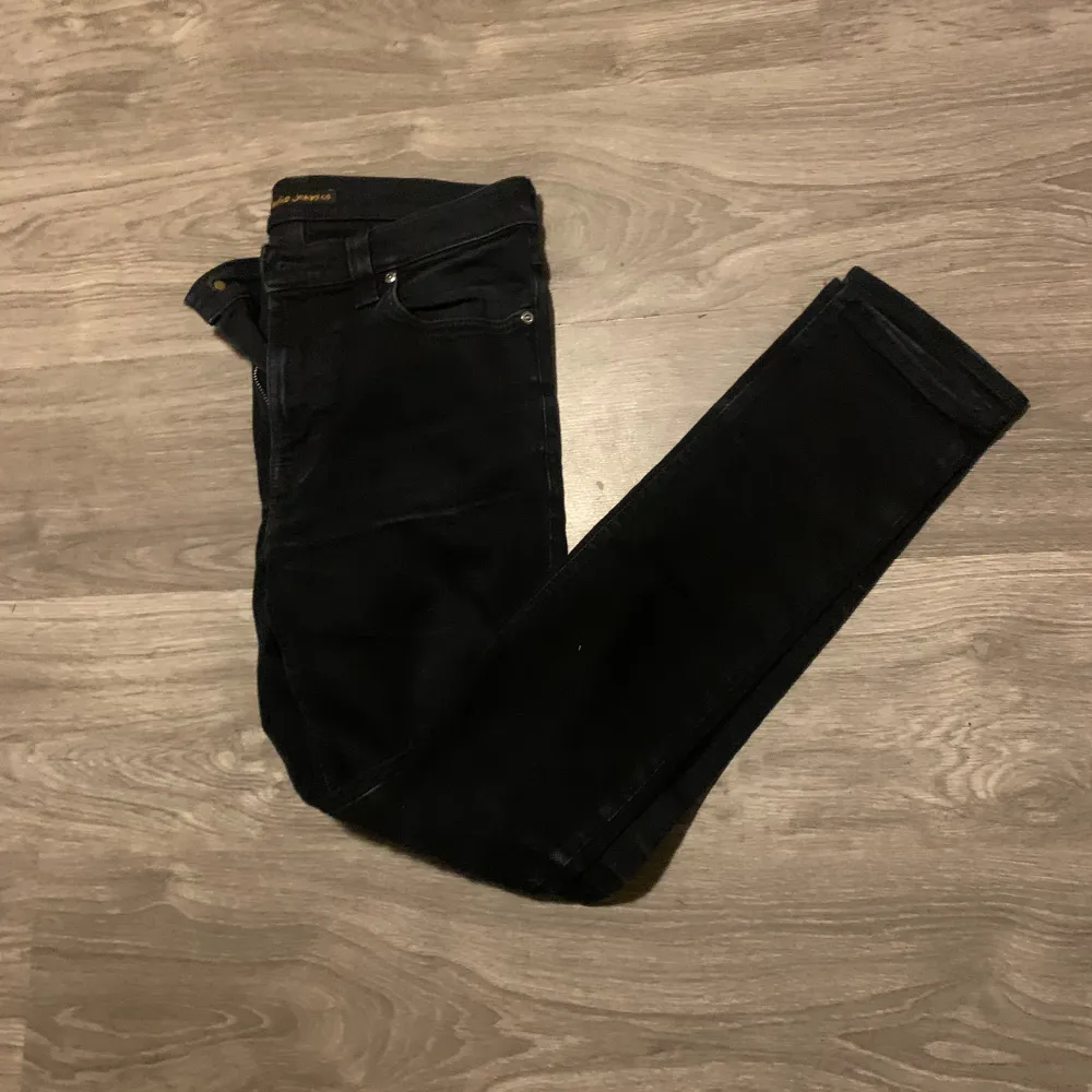 Ett par svarta nudie jeans, köpta för nåt år sen. Använda rejält. Finns ett hål mellan benen. Inte bästa sytt men det syns inte. Skriv om du har frågor👍 TAR BARA SWISH. Jeans & Byxor.