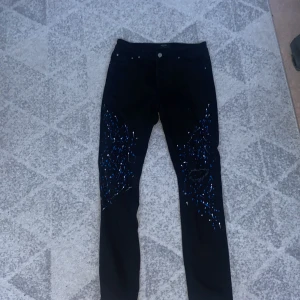 Amiri jeans - Hej säljer ett par amiri jeans för att jag inte har någon användning av dom