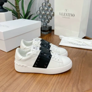 Valentino Rockstud Untitled Sneakers - Helt nya, storlek 42. Box, dustbag, laces och 2 Valentino kort ingår.