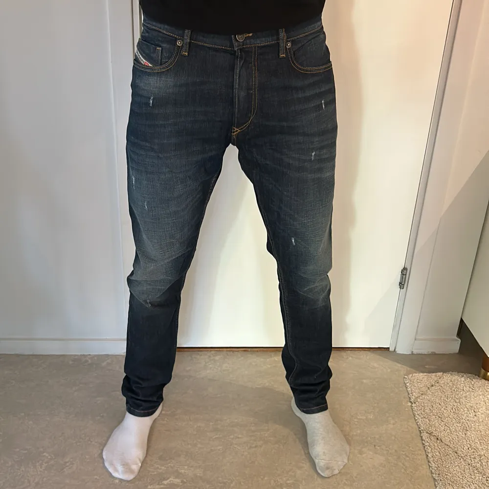 Endast testade, står ej vilken passform men skulle säga slimfit, han på bilden är 186 och väger 74-75. Jeans & Byxor.