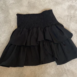 Svart tjol - Den här tjolen är i stolek S. Jag säljer den på grund av att jag har inte haft någon användning till tjolen. Hör av er om ni är intresserade🫶🏻