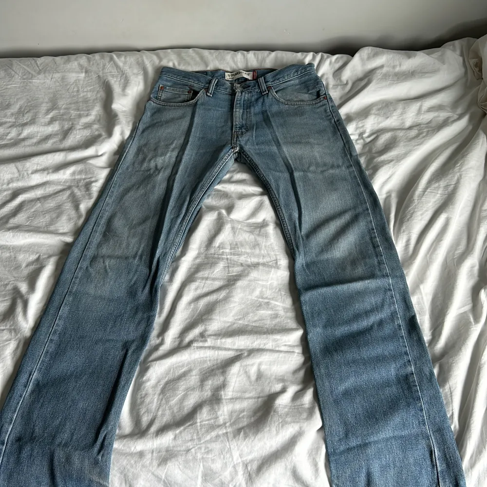 W/31 och L/34, använt skick, litet hål grenen men syns ej när man har dom på.. Jeans & Byxor.