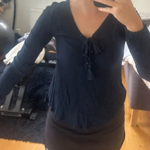Marinblå blus - Säljer en marinblå blus