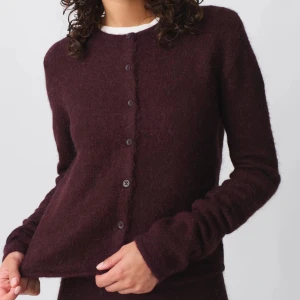 Vinröd kofta - Intressekoll på denna vinröda stickade kofta från Gina tricot i storlek xs, slutsåld på nätet och i de flesta butiker. Ny med prislapp💗hör av er vid intresse