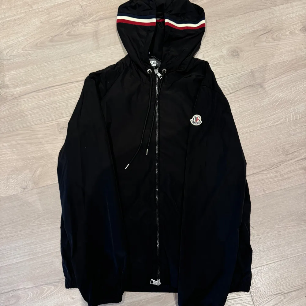 Säljer min moncler windbreaker  Size 3 motsvarar m/L Helt ny  . Jackor.